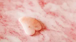 Gua Sha : Découvrez les secrets de la beauté naturelle avec le massage facial à la pierre lisse