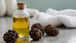 Bouteuille d'huile de ricin dans une salle de bain